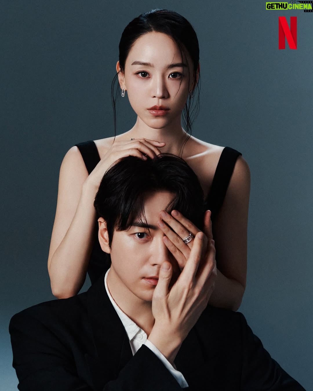Shin Hye-sun - 440.1K Likes - 모든 것을 감춘 여자, 모든 것을 파헤치는 남자.

진짜와 가짜 사이, 그 경계에 선 두 사람.

미스터리 스릴러 시리즈 <레이디 두아> 내일 오후 5시, 오직 넷플릭스에서.

#레이디두아 #TheArtOfSarah