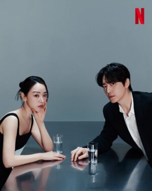 Shin Hye-sun Instagram - 모든 것을 감춘 여자, 모든 것을 파헤치는 남자.

진짜와 가짜 사이, 그 경계에 선 두 사람.

미스터리 스릴러 시리즈 <레이디 두아> 내일 오후 5시, 오직 넷플릭스에서.

#레이디두아 #TheArtOfSarah