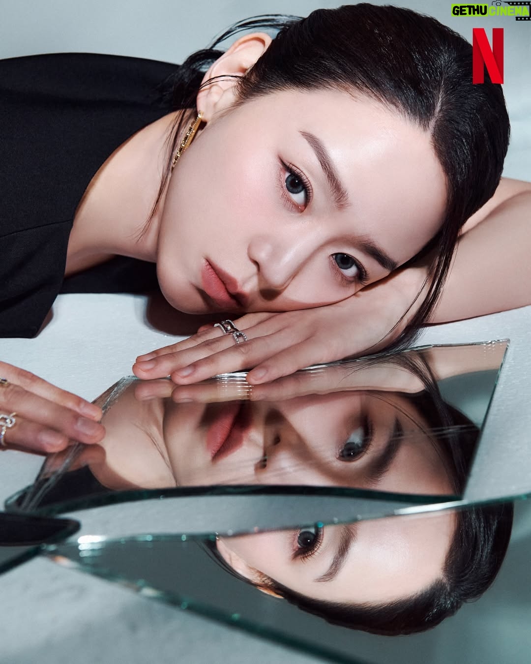Shin Hye-sun - 440.1K Likes - 모든 것을 감춘 여자, 모든 것을 파헤치는 남자.

진짜와 가짜 사이, 그 경계에 선 두 사람.

미스터리 스릴러 시리즈 <레이디 두아> 내일 오후 5시, 오직 넷플릭스에서.

#레이디두아 #TheArtOfSarah
