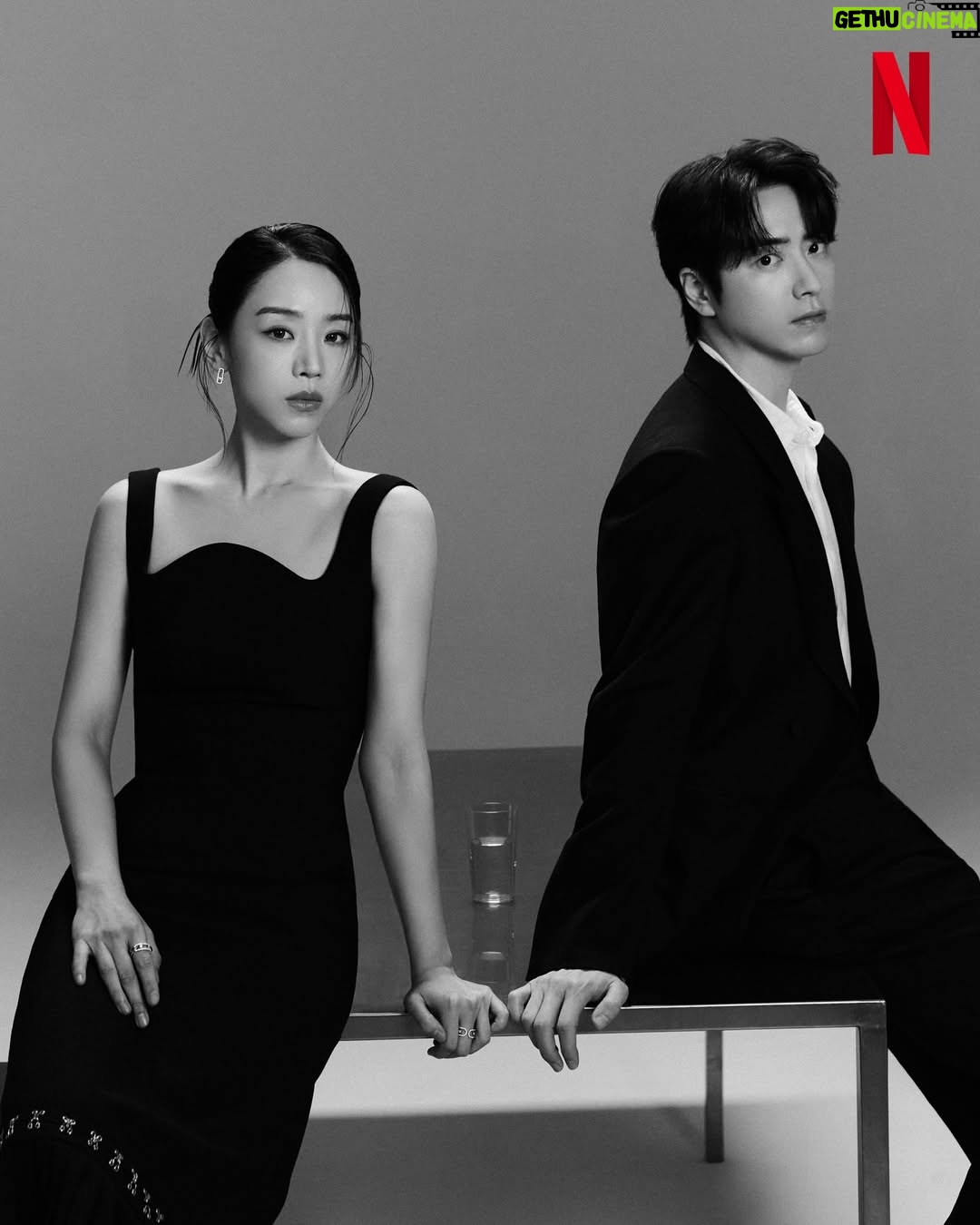 Shin Hye-sun - 440.1K Likes - 모든 것을 감춘 여자, 모든 것을 파헤치는 남자.

진짜와 가짜 사이, 그 경계에 선 두 사람.

미스터리 스릴러 시리즈 <레이디 두아> 내일 오후 5시, 오직 넷플릭스에서.

#레이디두아 #TheArtOfSarah