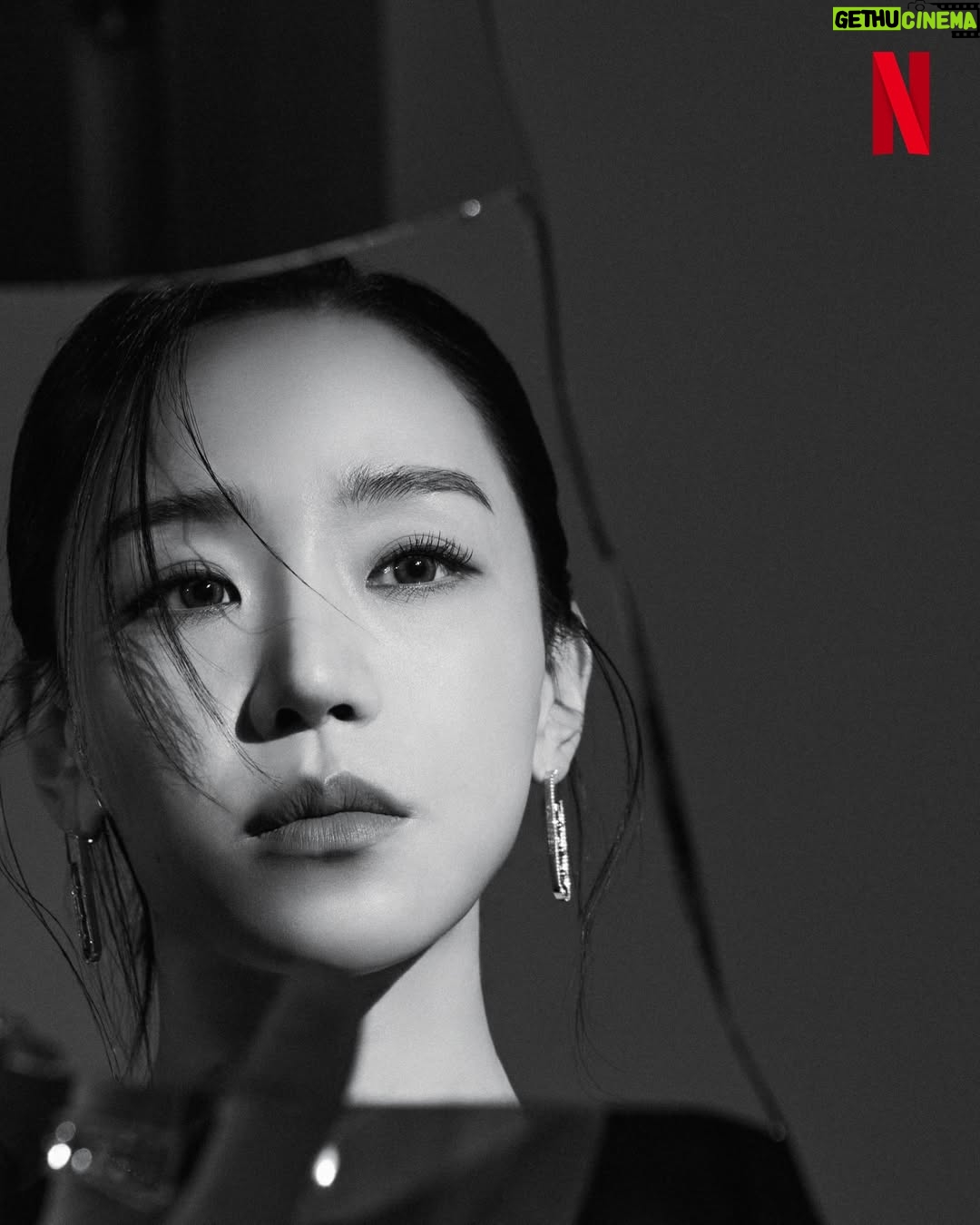 Shin Hye-sun - 440.1K Likes - 모든 것을 감춘 여자, 모든 것을 파헤치는 남자.

진짜와 가짜 사이, 그 경계에 선 두 사람.

미스터리 스릴러 시리즈 <레이디 두아> 내일 오후 5시, 오직 넷플릭스에서.

#레이디두아 #TheArtOfSarah
