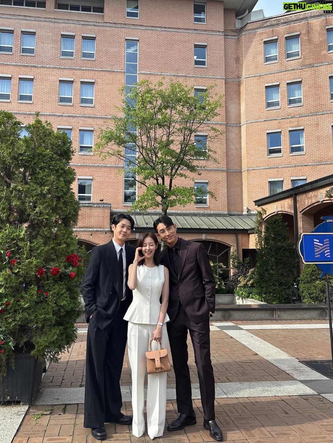 Shin Seul-ki - 338.1K Likes - 굿바이 윤진경👩‍⚕️🙋‍♀️👋🩵
#우주메리미 
진경이로 함께할 수 있어 행복했고 감사했습니다
그동안 우주메리미 사랑해주신 분들께 무한한 감사를 드립니다 🥰