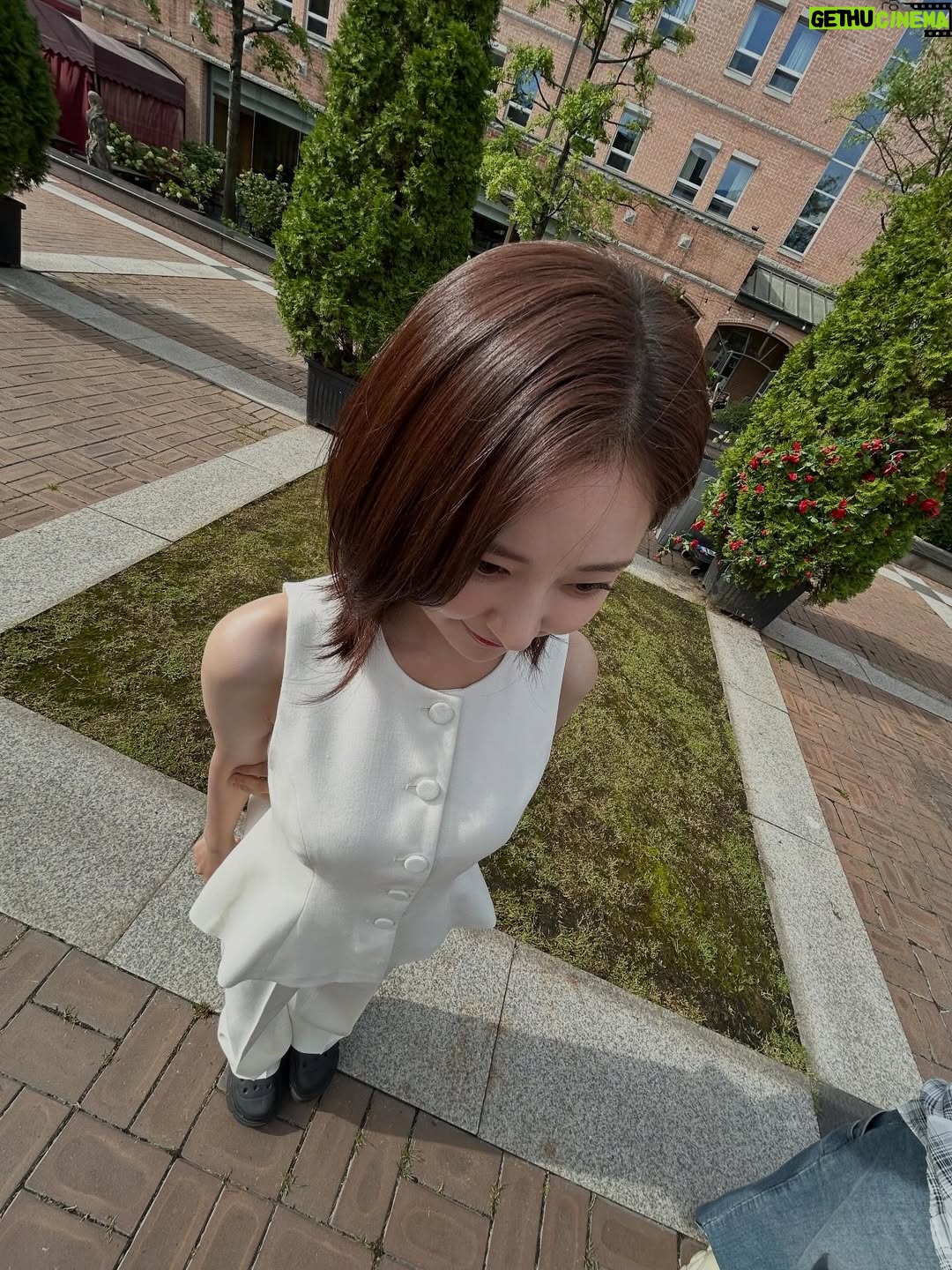 Shin Seul-ki - 338.1K Likes - 굿바이 윤진경👩‍⚕️🙋‍♀️👋🩵
#우주메리미 
진경이로 함께할 수 있어 행복했고 감사했습니다
그동안 우주메리미 사랑해주신 분들께 무한한 감사를 드립니다 🥰