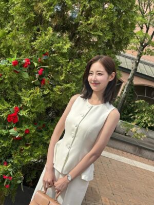 Shin Seul-ki Instagram - 굿바이 윤진경👩‍⚕️🙋‍♀️👋🩵
#우주메리미 
진경이로 함께할 수 있어 행복했고 감사했습니다
그동안 우주메리미 사랑해주신 분들께 무한한 감사를 드립니다 🥰