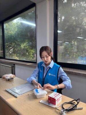 Shin Seul-ki Instagram - 굿바이 윤진경👩‍⚕️🙋‍♀️👋🩵
#우주메리미 
진경이로 함께할 수 있어 행복했고 감사했습니다
그동안 우주메리미 사랑해주신 분들께 무한한 감사를 드립니다 🥰