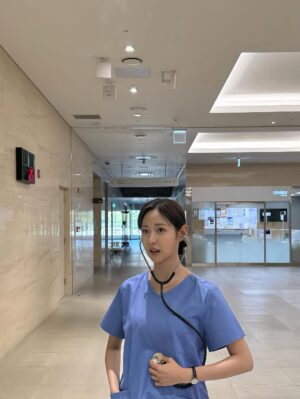 Shin Seul-ki Instagram - 굿바이 윤진경👩‍⚕️🙋‍♀️👋🩵
#우주메리미 
진경이로 함께할 수 있어 행복했고 감사했습니다
그동안 우주메리미 사랑해주신 분들께 무한한 감사를 드립니다 🥰