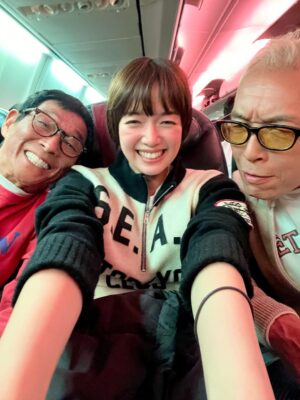Shiori Sato Instagram - .
みなさま年末いかがお過ごしですか☺︎
なんだか縁起の良さそうな、
幸せが訪れそうなお写真とともに
2025年のありがとうを♡

今年はいつも応援してくださるみなさんの
声が聞けたり笑顔を見られたり
直接ではなくてもなんだか通じ合えたり🙂‍↕️
頑張ってきてよかったねえと
少しだけ自分のことを認めてあげられたり。
きっと大変だったこともあっただろうけど
みなさんのおかげで幾つもの日が特別な日になって
楽しかったな、しあわせだったなしか思い出せない
1年を通してほくほくあたたかい年になりました🪽
本当に、本当に、
いつもありがとうございます！

来年また笑顔で過ごせるように、
お馬さんのようにいきいきと駆け回れるように🐎
今年もよくやったよねとゆっくり深呼吸して
のんびりみかんでも食べながら
あたたかくしてお過ごしくださいね🍊
そしてもしよろしかったら
1月3日の笑ってコラえて！の
所さんとさんまさんのダーツの旅も是非に☺︎
きっともっともっと元気になる、そうに決まっているー☺️！

それではみなさま、
良いお年をお迎えください。
ありがとう2025！！