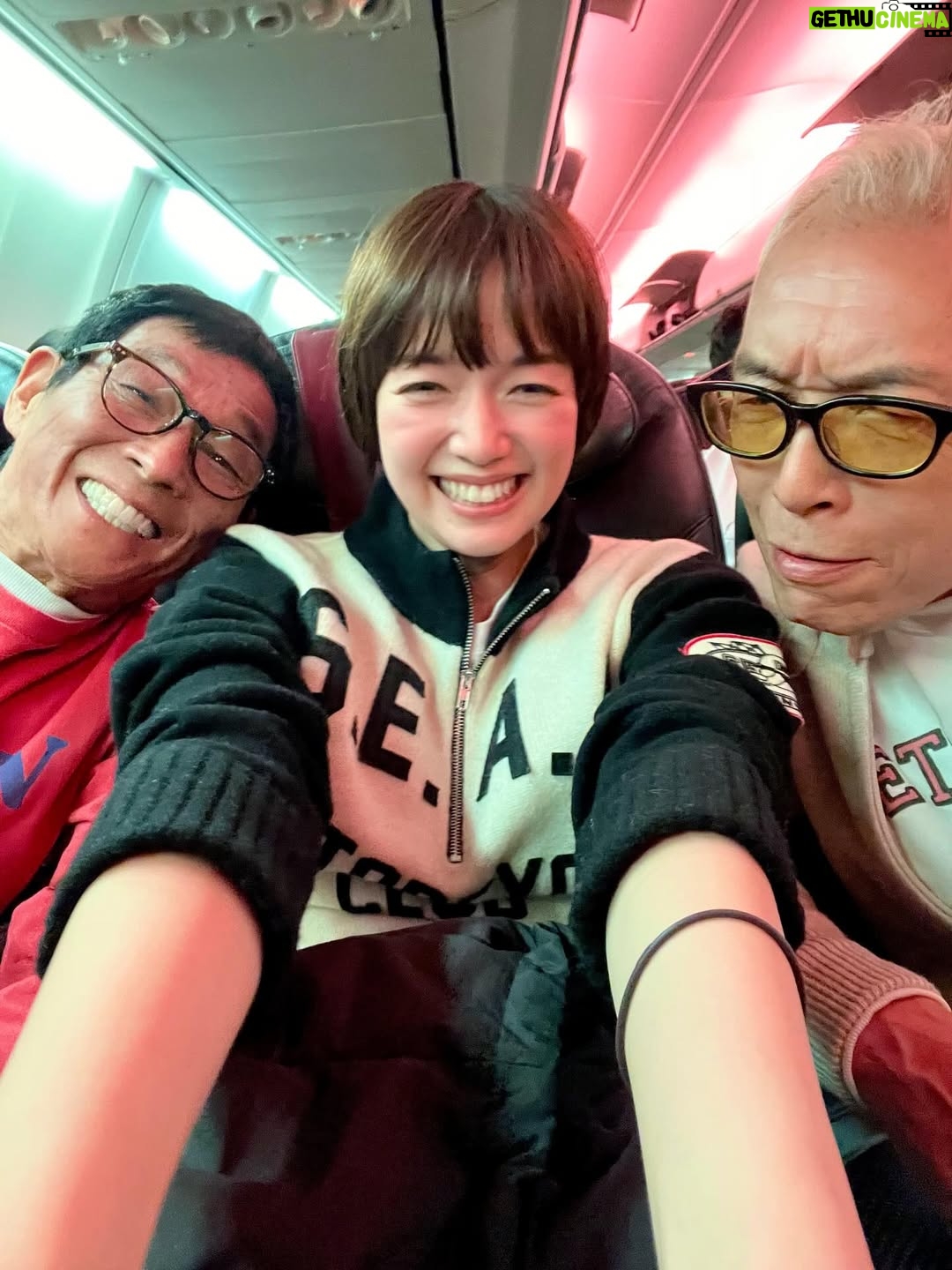 Shiori Sato - 164.9K Likes - .
みなさま年末いかがお過ごしですか☺︎
なんだか縁起の良さそうな、
幸せが訪れそうなお写真とともに
2025年のありがとうを♡

今年はいつも応援してくださるみなさんの
声が聞けたり笑顔を見られたり
直接ではなくてもなんだか通じ合えたり🙂‍↕️
頑張ってきてよかったねえと
少しだけ自分のことを認めてあげられたり。
きっと大変だったこともあっただろうけど
みなさんのおかげで幾つもの日が特別な日になって
楽しかったな、しあわせだったなしか思い出せない
1年を通してほくほくあたたかい年になりました🪽
本当に、本当に、
いつもありがとうございます！

来年また笑顔で過ごせるように、
お馬さんのようにいきいきと駆け回れるように🐎
今年もよくやったよねとゆっくり深呼吸して
のんびりみかんでも食べながら
あたたかくしてお過ごしくださいね🍊
そしてもしよろしかったら
1月3日の笑ってコラえて！の
所さんとさんまさんのダーツの旅も是非に☺︎
きっともっともっと元気になる、そうに決まっているー☺️！

それではみなさま、
良いお年をお迎えください。
ありがとう2025！！