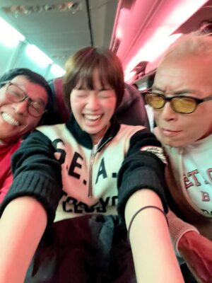 Shiori Sato Instagram - .
みなさま年末いかがお過ごしですか☺︎
なんだか縁起の良さそうな、
幸せが訪れそうなお写真とともに
2025年のありがとうを♡

今年はいつも応援してくださるみなさんの
声が聞けたり笑顔を見られたり
直接ではなくてもなんだか通じ合えたり🙂‍↕️
頑張ってきてよかったねえと
少しだけ自分のことを認めてあげられたり。
きっと大変だったこともあっただろうけど
みなさんのおかげで幾つもの日が特別な日になって
楽しかったな、しあわせだったなしか思い出せない
1年を通してほくほくあたたかい年になりました🪽
本当に、本当に、
いつもありがとうございます！

来年また笑顔で過ごせるように、
お馬さんのようにいきいきと駆け回れるように🐎
今年もよくやったよねとゆっくり深呼吸して
のんびりみかんでも食べながら
あたたかくしてお過ごしくださいね🍊
そしてもしよろしかったら
1月3日の笑ってコラえて！の
所さんとさんまさんのダーツの旅も是非に☺︎
きっともっともっと元気になる、そうに決まっているー☺️！

それではみなさま、
良いお年をお迎えください。
ありがとう2025！！