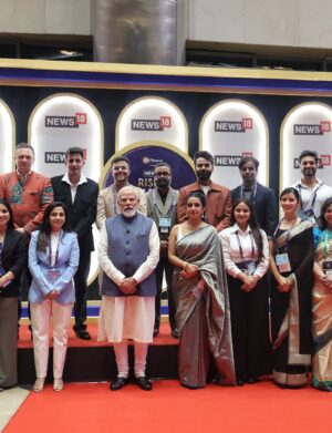 Shirin Sewani Instagram - When your mom prays for you, your father believes in you, and your man stands by you, it is possible to stand next to the Prime Minister. 

Thank you @creator18 for this honourable moment.