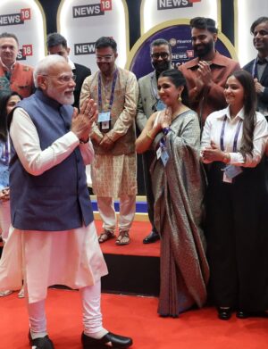 Shirin Sewani Instagram - When your mom prays for you, your father believes in you, and your man stands by you, it is possible to stand next to the Prime Minister. 

Thank you @creator18 for this honourable moment.