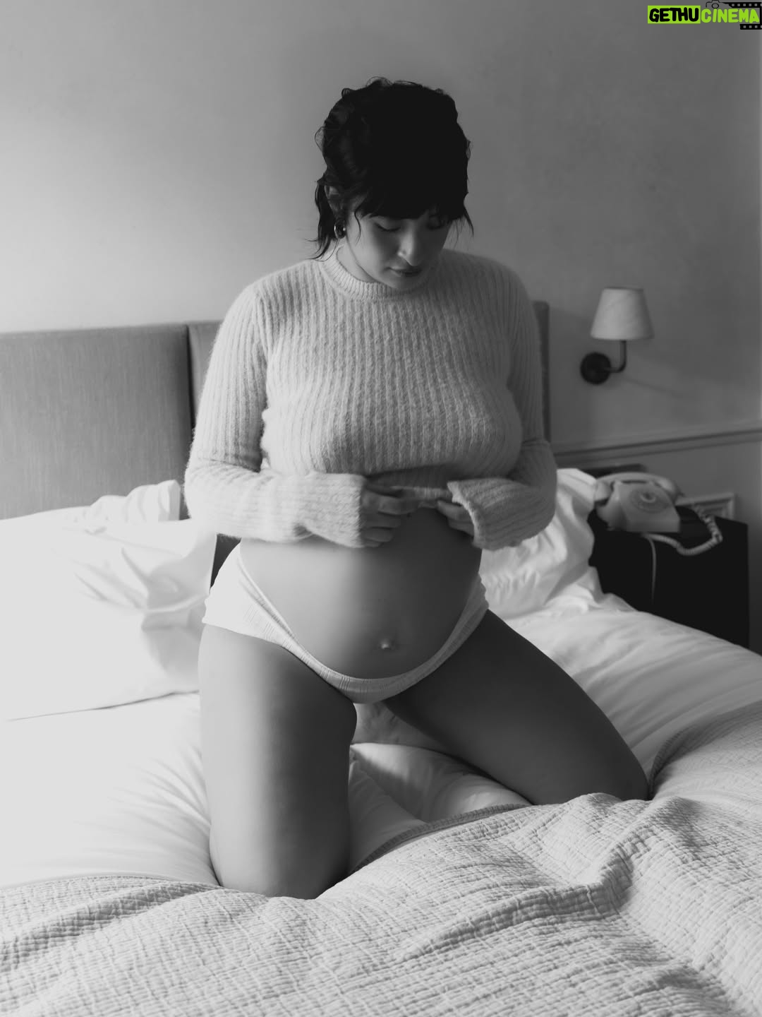 Shirine Boutella - 58.6K Likes - Je crois que ça résume bien mon année 2025 et le reste de ma vie 🥰

Qui de mieux pour immortaliser ça que @fannycortade et @caulifinger
Merci au @hoyparis et à ma Melo @houston_agentimage pour avoir organisé ce shoot ♥️