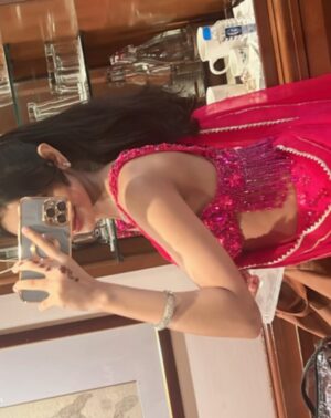 Shivika Rishi Instagram - Pouring the character Arya #fourmoreshotsplease #fourmoreshotspleaseonprime onto your feed #newwork 

#sundaypost #instagram