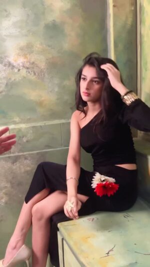 Shivika Rishi Instagram - Am talking to 🫵🌹

#maría #trendingreels #viralreeĺs #instaviralreels #viraltrend