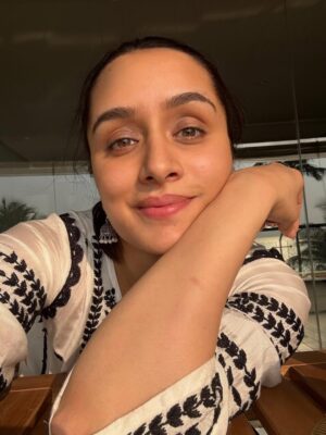 Shraddha Kapoor Instagram - Kis kisko dhoop nahi pasand??? Aapko abhi block karti hoon
