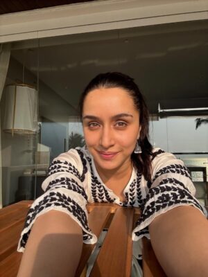 Shraddha Kapoor Instagram - Kis kisko dhoop nahi pasand??? Aapko abhi block karti hoon