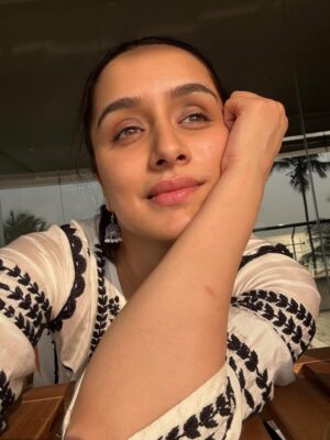 Shraddha Kapoor Instagram - Kis kisko dhoop nahi pasand??? Aapko abhi block karti hoon