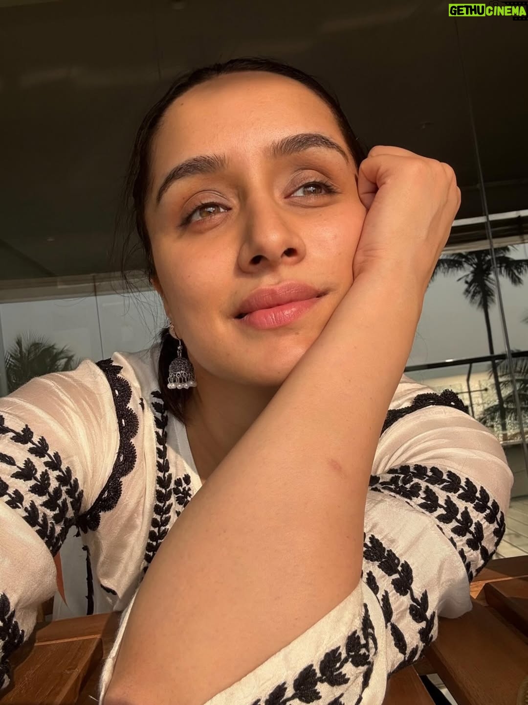 Shraddha Kapoor - 4.7 Million Likes - Kis kisko dhoop nahi pasand??? Aapko abhi block karti hoon