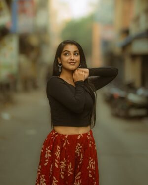 Shravnitha Srikanth Instagram - Living the “Maanpuru Mangai” moment…

@its_surean 

#shoot #photoshoot #street #casual #potrait #potraiture