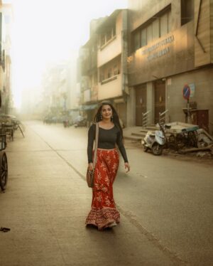 Shravnitha Srikanth Instagram - Living the “Maanpuru Mangai” moment…

@its_surean 

#shoot #photoshoot #street #casual #potrait #potraiture