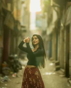Shravnitha Srikanth Instagram - Living the “Maanpuru Mangai” moment…

@its_surean 

#shoot #photoshoot #street #casual #potrait #potraiture