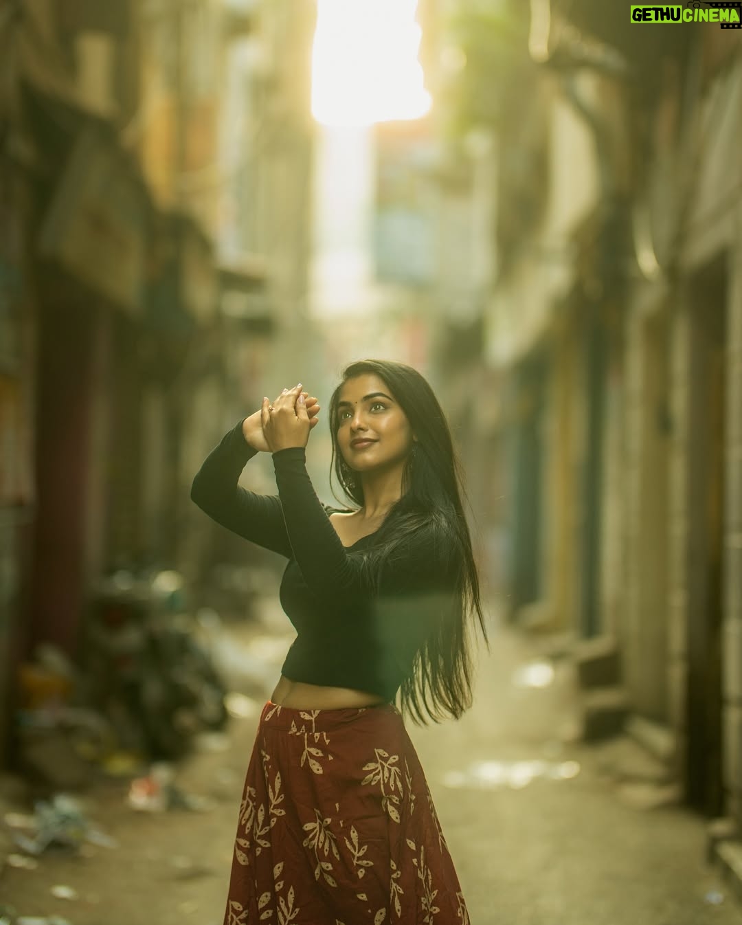 Shravnitha Srikanth - 17.7K Likes - Living the “Maanpuru Mangai” moment…

@its_surean 

#shoot #photoshoot #street #casual #potrait #potraiture