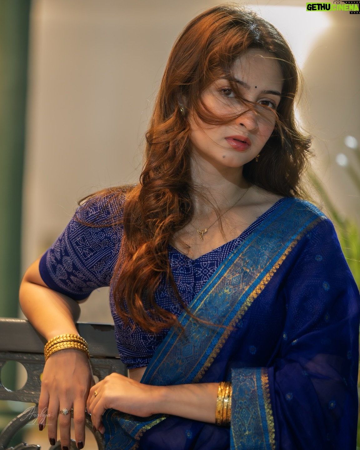 Shreema Bhattacherjee - 143K Likes - অসুখটা ডাক্তার ও বলতে পারেনা…
আর চোখ-  সে আজ উপন্যাস ,
অনেকটা সময় লাগে পড়তে,
কিন্তু সময়ের যে বড়ই অভাব ।

Behind the lens @arghyas._.photography brother 🙌🏻