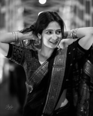 Shreema Bhattacherjee Instagram - অসুখটা ডাক্তার ও বলতে পারেনা…
আর চোখ-  সে আজ উপন্যাস ,
অনেকটা সময় লাগে পড়তে,
কিন্তু সময়ের যে বড়ই অভাব ।

Behind the lens @arghyas._.photography brother 🙌🏻