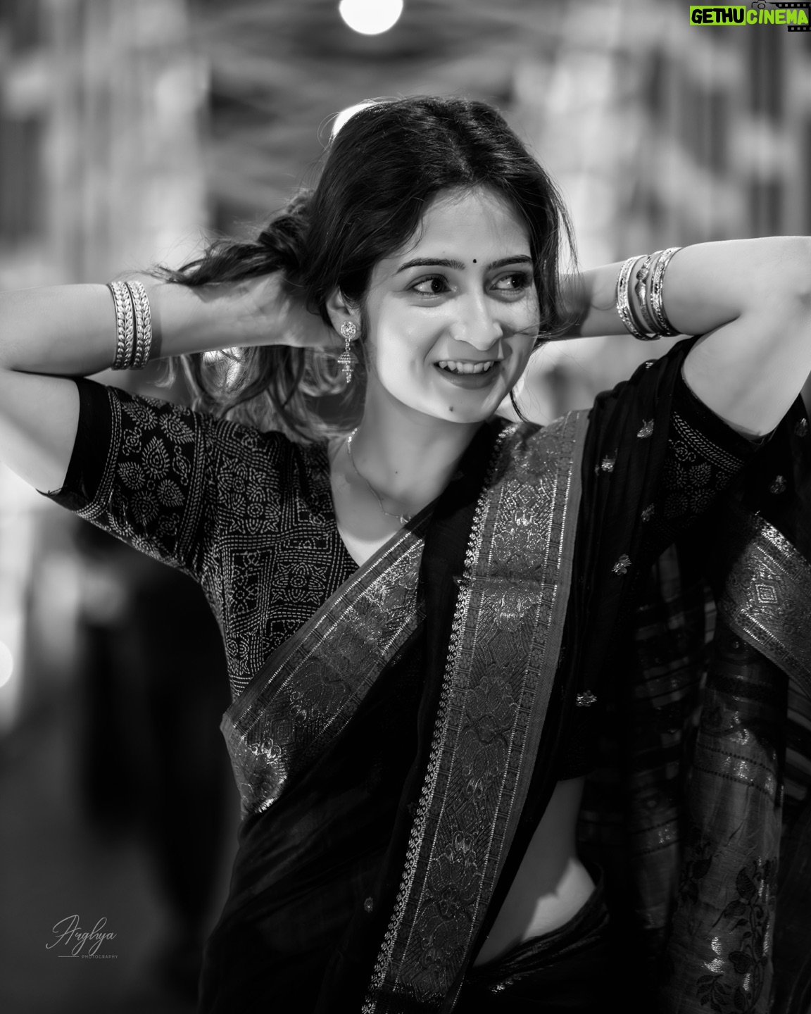 Shreema Bhattacherjee - 143K Likes - অসুখটা ডাক্তার ও বলতে পারেনা…
আর চোখ-  সে আজ উপন্যাস ,
অনেকটা সময় লাগে পড়তে,
কিন্তু সময়ের যে বড়ই অভাব ।

Behind the lens @arghyas._.photography brother 🙌🏻