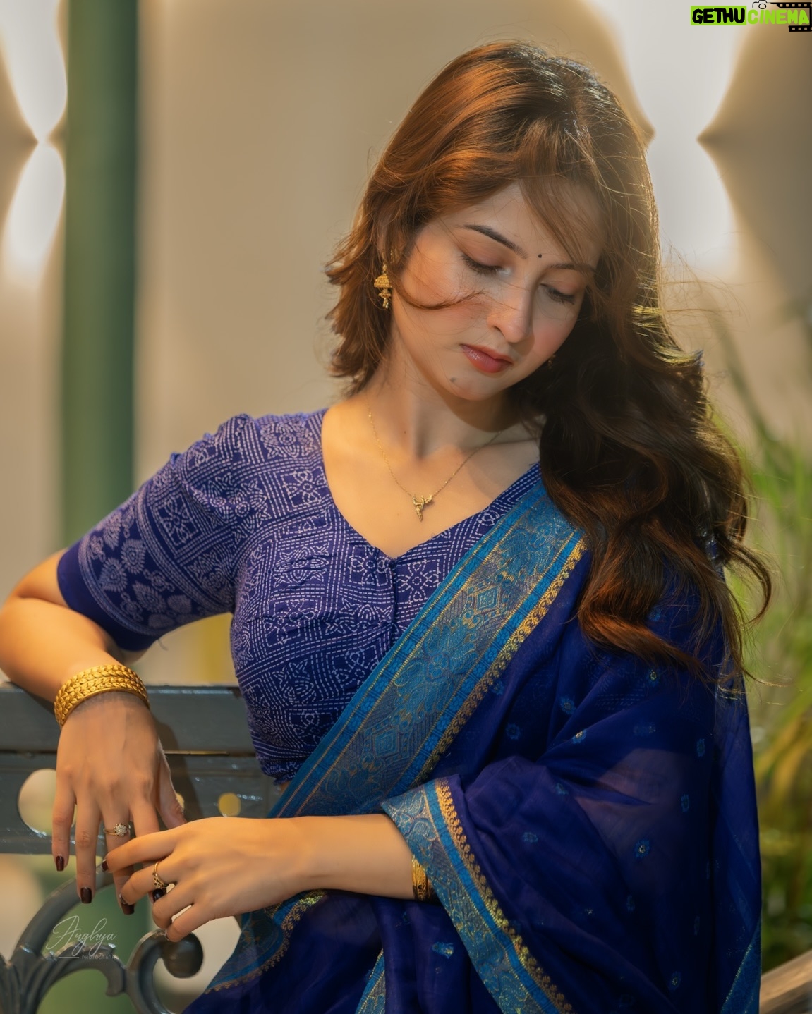 Shreema Bhattacherjee - 143K Likes - অসুখটা ডাক্তার ও বলতে পারেনা…
আর চোখ-  সে আজ উপন্যাস ,
অনেকটা সময় লাগে পড়তে,
কিন্তু সময়ের যে বড়ই অভাব ।

Behind the lens @arghyas._.photography brother 🙌🏻