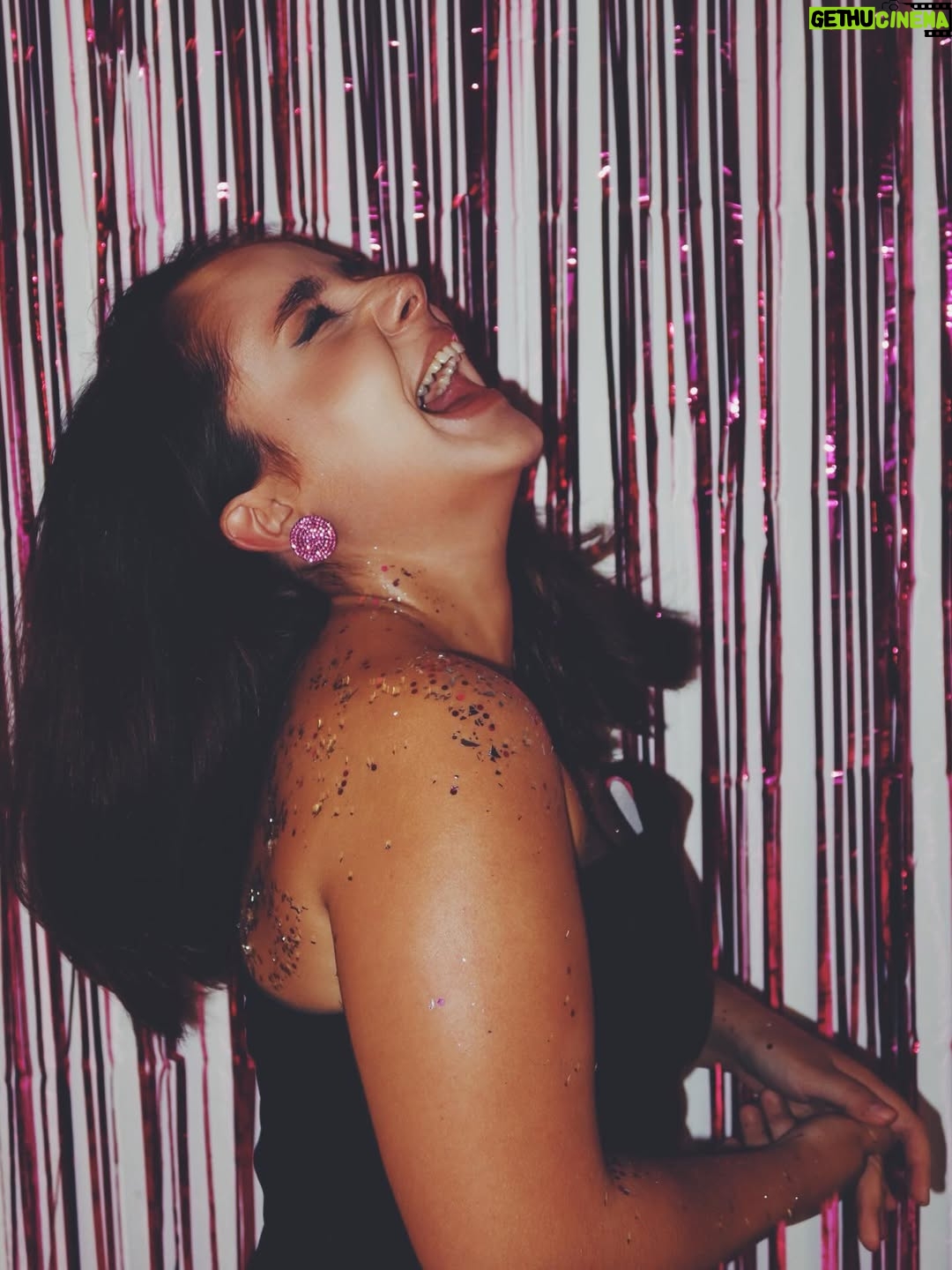 Sienna Belle - 13.7K Likes - sooo… how does adulting work? 🩷✨🔞🍸

tell them i’m leeeeegaaaaaal!!!!