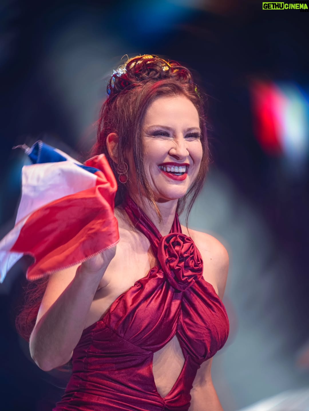 Sigrid Alegría - 6.6K Likes - @sigrid_y_los_claveles sorprendieron y encantaron anoche al público putaendino en el Carnaval de la Chaya 2026 de la @muni_putaendo 

Con energía, cuecas y mucho talento deleitaron a la gente que a esa hora llenaba la plaza municipal prometiendo volver al Valle.

Fotos por Exequiel Pérez @ifuran

#cuecachilena #cueca #sigridylosclaveles #putaendo #chaya