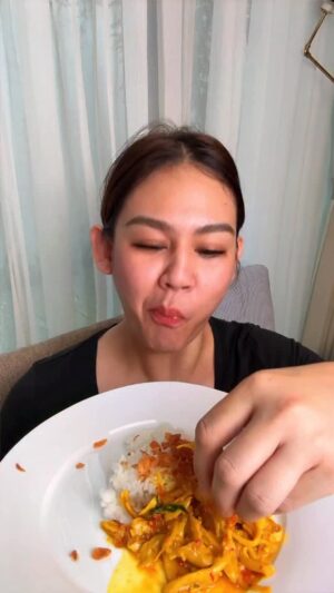 Sissy Prescillia Instagram - ✨ Jamur tumis kemangi ✨

Bahan :

Jamur tiram
5 bawang merah
4 bawang putih
3 kemiri
4 cabe merah keriting
4 rawit orange
1 sdt kunyit bubuk
1 sdm saus tiram
Garam secukupnya
Penyedap
Gula
Daun jeruk
Kemangi

#MamaSissy #IdeMasakan #kuliner #instafood #instagood