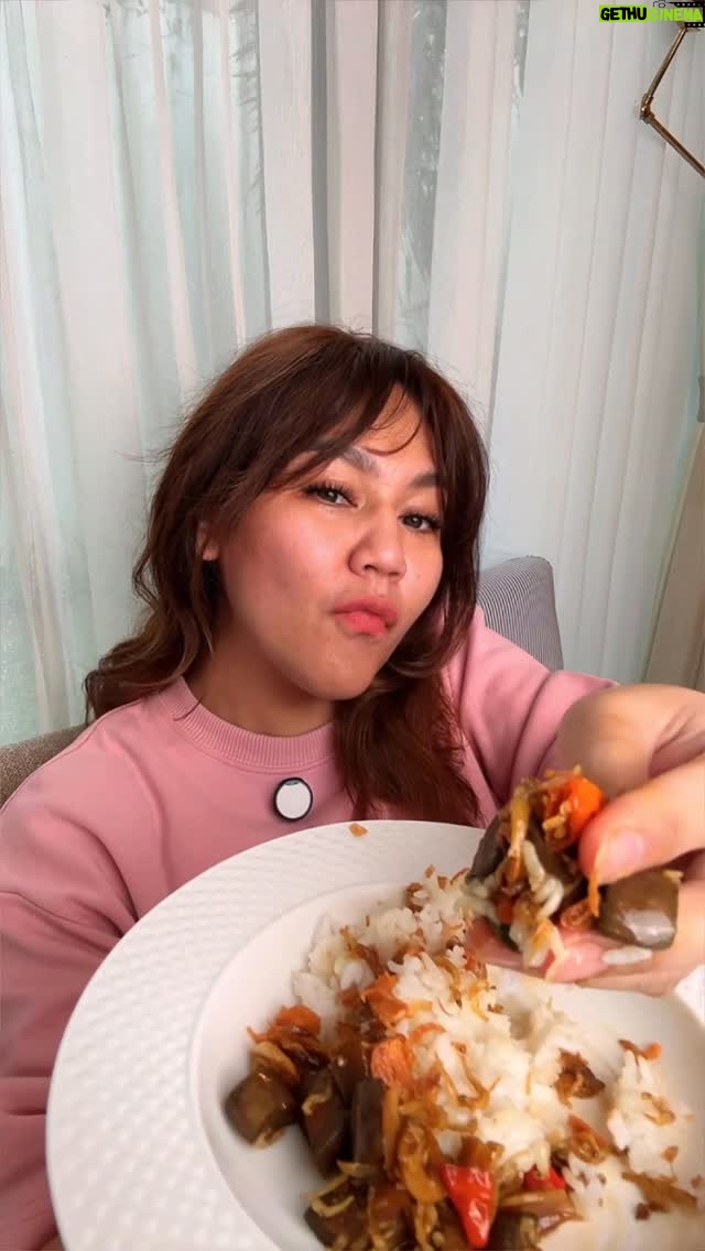 Sissy Prescillia - 5.6K Likes - ✨ TERONG BAWANG ✨ 

Terong ungu
5 bawang putih
8 bawang merah
8 rawit orange 
3 cabe hijau
Garam
Kaldu bubuk 
Gula 
Saus tiram
1 sdm kecap manis
Air secukup nya

#MamaSissy  #MasakAntiRibet  #masakhariini #Instagood #instafood