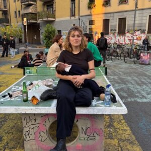 Sofia Viscardi Instagram - Grazie Lila,
esserti nutrimento e conforto, risposta nel buio, nella luce e amore tangibile è stata l’esperienza più significativa della mia vita. I nostri corpi ora sono solo nostri, vicinissimi, ma unici. Per sempre contaminati.
Siamo proprio due adesso.