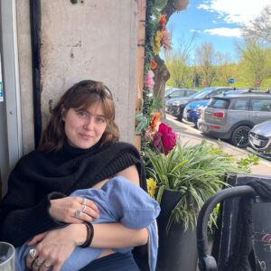 Sofia Viscardi Instagram - Grazie Lila,
esserti nutrimento e conforto, risposta nel buio, nella luce e amore tangibile è stata l’esperienza più significativa della mia vita. I nostri corpi ora sono solo nostri, vicinissimi, ma unici. Per sempre contaminati.
Siamo proprio due adesso.