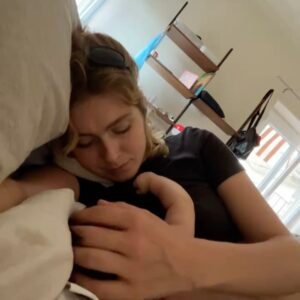 Sofia Viscardi Instagram - Grazie Lila,
esserti nutrimento e conforto, risposta nel buio, nella luce e amore tangibile è stata l’esperienza più significativa della mia vita. I nostri corpi ora sono solo nostri, vicinissimi, ma unici. Per sempre contaminati.
Siamo proprio due adesso.