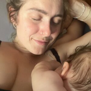 Sofia Viscardi Instagram - Grazie Lila,
esserti nutrimento e conforto, risposta nel buio, nella luce e amore tangibile è stata l’esperienza più significativa della mia vita. I nostri corpi ora sono solo nostri, vicinissimi, ma unici. Per sempre contaminati.
Siamo proprio due adesso.