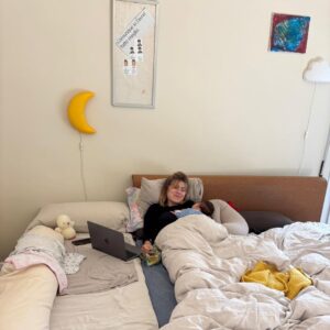 Sofia Viscardi Instagram - Grazie Lila,
esserti nutrimento e conforto, risposta nel buio, nella luce e amore tangibile è stata l’esperienza più significativa della mia vita. I nostri corpi ora sono solo nostri, vicinissimi, ma unici. Per sempre contaminati.
Siamo proprio due adesso.