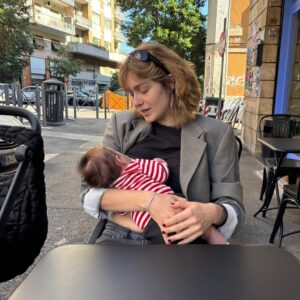 Sofia Viscardi Instagram - Grazie Lila,
esserti nutrimento e conforto, risposta nel buio, nella luce e amore tangibile è stata l’esperienza più significativa della mia vita. I nostri corpi ora sono solo nostri, vicinissimi, ma unici. Per sempre contaminati.
Siamo proprio due adesso.