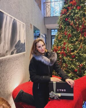 Sofya Kashtanova Instagram - Я до сих пор вспоминаю наши великолепные зимние каникулы на Алтае❄️ Спустя почти месяц🤣 Всей семьёй хотим обратно!
 
Уже второй год останавливаемся в @xvoya_altay в любимом нашем доме в горах … Потрясающее место! Большой выбор развлечений для детей и взрослых, вкусная еда,  ооочень комфортное размещение, красота, эстетика, профессионализм🙏🏻 В этом году мы там все очень сблизились, стали дружной коммуной – даже дети ждали момента, когда все снова встретимся на горе, или пойдём вместе гулять в парк, или хотя бы сходим вместе на завтрак, где есть детская комната🤣 

Мы накатались, нагулялись, наотдыхались. Спасибо, @xvoya_altay ,что заботились о нас все праздничные выходные🧡 Восхитительное место, куда хочется возвращаться снова и снова, и восхитительные люди! Пусть останется в моей ленте наша поездка ☺️☺️☺️
