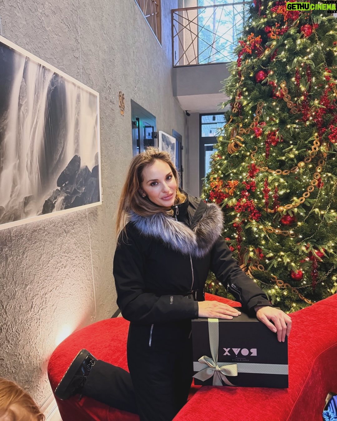 Sofya Kashtanova - 11.6K Likes - Я до сих пор вспоминаю наши великолепные зимние каникулы на Алтае❄️ Спустя почти месяц🤣 Всей семьёй хотим обратно!
 
Уже второй год останавливаемся в @xvoya_altay в любимом нашем доме в горах … Потрясающее место! Большой выбор развлечений для детей и взрослых, вкусная еда,  ооочень комфортное размещение, красота, эстетика, профессионализм🙏🏻 В этом году мы там все очень сблизились, стали дружной коммуной – даже дети ждали момента, когда все снова встретимся на горе, или пойдём вместе гулять в парк, или хотя бы сходим вместе на завтрак, где есть детская комната🤣 

Мы накатались, нагулялись, наотдыхались. Спасибо, @xvoya_altay ,что заботились о нас все праздничные выходные🧡 Восхитительное место, куда хочется возвращаться снова и снова, и восхитительные люди! Пусть останется в моей ленте наша поездка ☺️☺️☺️