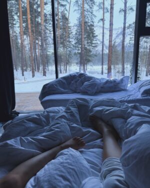 Sofya Kashtanova Instagram - Я до сих пор вспоминаю наши великолепные зимние каникулы на Алтае❄️ Спустя почти месяц🤣 Всей семьёй хотим обратно!
 
Уже второй год останавливаемся в @xvoya_altay в любимом нашем доме в горах … Потрясающее место! Большой выбор развлечений для детей и взрослых, вкусная еда,  ооочень комфортное размещение, красота, эстетика, профессионализм🙏🏻 В этом году мы там все очень сблизились, стали дружной коммуной – даже дети ждали момента, когда все снова встретимся на горе, или пойдём вместе гулять в парк, или хотя бы сходим вместе на завтрак, где есть детская комната🤣 

Мы накатались, нагулялись, наотдыхались. Спасибо, @xvoya_altay ,что заботились о нас все праздничные выходные🧡 Восхитительное место, куда хочется возвращаться снова и снова, и восхитительные люди! Пусть останется в моей ленте наша поездка ☺️☺️☺️
