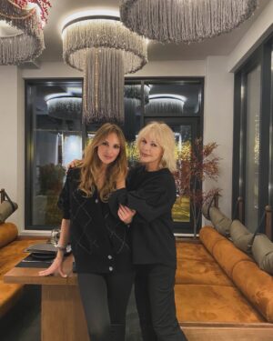 Sofya Kashtanova Instagram - Я до сих пор вспоминаю наши великолепные зимние каникулы на Алтае❄️ Спустя почти месяц🤣 Всей семьёй хотим обратно!
 
Уже второй год останавливаемся в @xvoya_altay в любимом нашем доме в горах … Потрясающее место! Большой выбор развлечений для детей и взрослых, вкусная еда,  ооочень комфортное размещение, красота, эстетика, профессионализм🙏🏻 В этом году мы там все очень сблизились, стали дружной коммуной – даже дети ждали момента, когда все снова встретимся на горе, или пойдём вместе гулять в парк, или хотя бы сходим вместе на завтрак, где есть детская комната🤣 

Мы накатались, нагулялись, наотдыхались. Спасибо, @xvoya_altay ,что заботились о нас все праздничные выходные🧡 Восхитительное место, куда хочется возвращаться снова и снова, и восхитительные люди! Пусть останется в моей ленте наша поездка ☺️☺️☺️