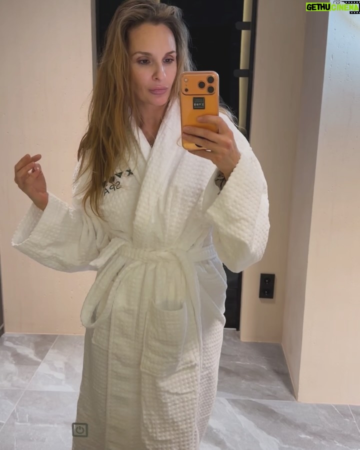 Sofya Kashtanova - 11.6K Likes - Я до сих пор вспоминаю наши великолепные зимние каникулы на Алтае❄️ Спустя почти месяц🤣 Всей семьёй хотим обратно!
 
Уже второй год останавливаемся в @xvoya_altay в любимом нашем доме в горах … Потрясающее место! Большой выбор развлечений для детей и взрослых, вкусная еда,  ооочень комфортное размещение, красота, эстетика, профессионализм🙏🏻 В этом году мы там все очень сблизились, стали дружной коммуной – даже дети ждали момента, когда все снова встретимся на горе, или пойдём вместе гулять в парк, или хотя бы сходим вместе на завтрак, где есть детская комната🤣 

Мы накатались, нагулялись, наотдыхались. Спасибо, @xvoya_altay ,что заботились о нас все праздничные выходные🧡 Восхитительное место, куда хочется возвращаться снова и снова, и восхитительные люди! Пусть останется в моей ленте наша поездка ☺️☺️☺️