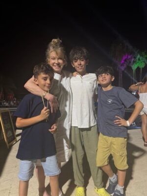 Soledad Silveyra Instagram - Despidiendo el año con mis nietos varones y mi hijo menor, que es el ser más amoroso del mundo❤️

Los amo familia, Feliz Año argentinos queridos ✨