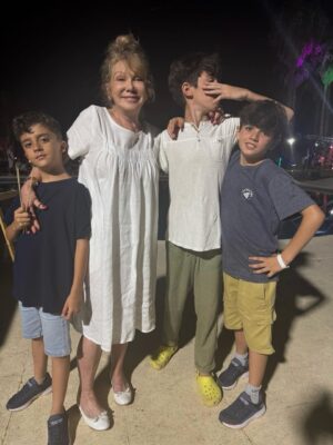 Soledad Silveyra Instagram - Despidiendo el año con mis nietos varones y mi hijo menor, que es el ser más amoroso del mundo❤️

Los amo familia, Feliz Año argentinos queridos ✨