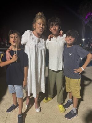 Soledad Silveyra Instagram - Despidiendo el año con mis nietos varones y mi hijo menor, que es el ser más amoroso del mundo❤️

Los amo familia, Feliz Año argentinos queridos ✨