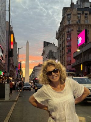 Soledad Silveyra Instagram - Llegando al Teatro con mis 74, o sea que ya entré en los 75😜
Los amo, gracias por todo el cariño ya voy a llegar a contestarles a todos ❤️