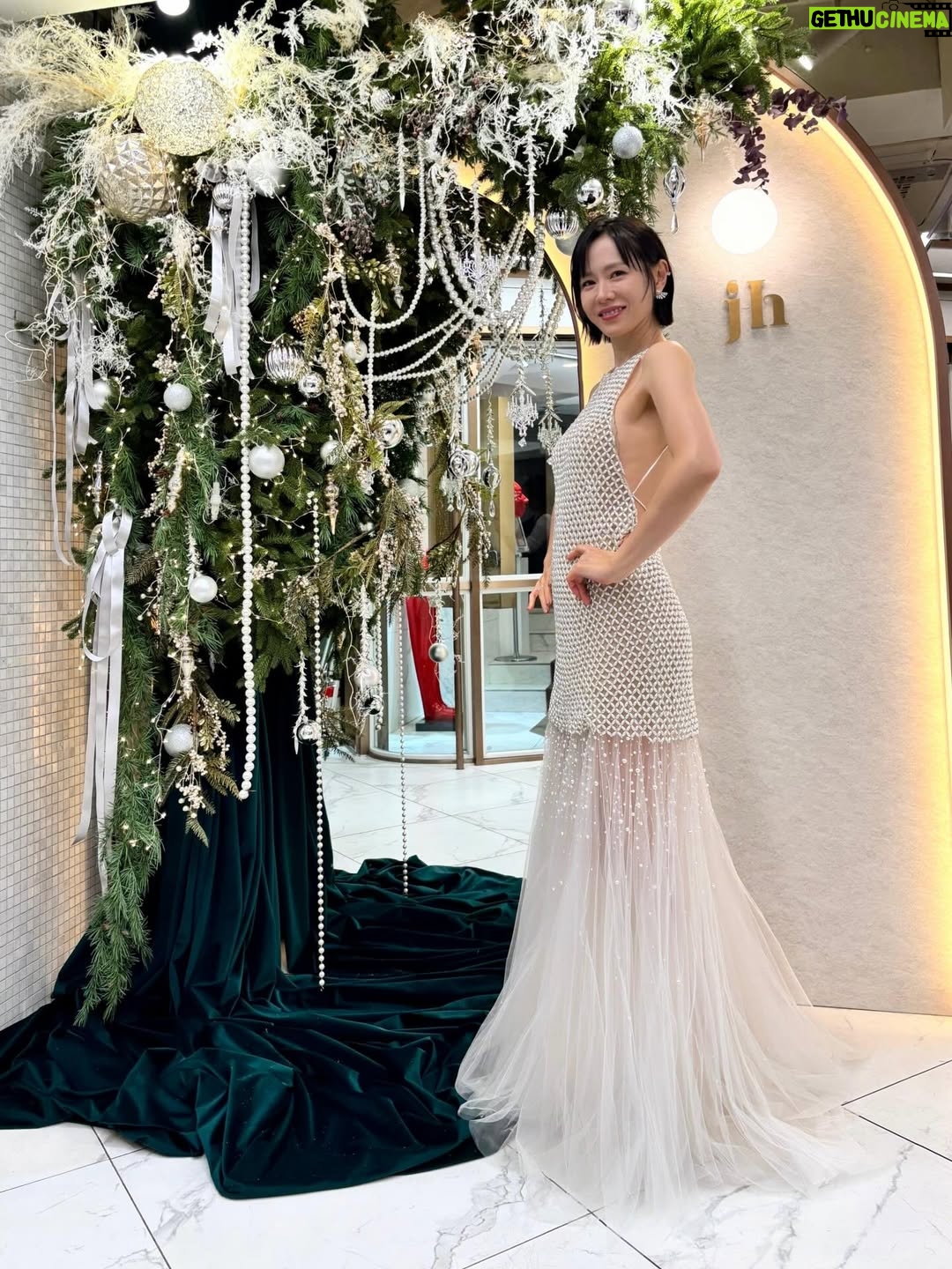 Son Ye-jin - 1.9 Million Likes - 며칠이  어떻게 지났는지 모르게 구름에 둥둥 떠다니는 느낌이에요😅
아직도 청룡영화상에서 여우주연상과 인기상을 받은게 믿기지 않아요..
전혀 예상하지 못해서 근사한말도 감사인사도 제대로 전하지 못해서 아쉽기도 했구요..
무엇보다 팬분들이 인기상 투표를 정말정말 열심히 해주셨다 들었어요…엉엉..감동이에요😭 무엇으로 감사의 인사를 전할수 있을까요.. 

‘어쩔수가없다’는 오랜만의 영화이기도 했고 결혼후 첫 복귀작 이기도 해서 걱정되는 부분들이 많았지만 박찬욱 감독님. 이병헌선배님과 함께이기에 저는 따라가기만 한다 생각했어요. 
영화를 보고 나서는 박찬욱감독님이 한국영화계에 계셔서 얼마나 감사한일인지 새삼 깨달았어요. 그리고 그냥 명불허전 이병헌선배님. 엄청난 에너지의 연기달인 이성민선배님.그녀의 매력의 끝은 감히 가늠할수 없다 염혜란언니. 그에게 이런얼굴과 표현력이?!새로운 발견 박희순선배님.. 또 각자의 역할을 너무 훌륭히 소화하신 모든 선후배님들. 
다들 인간적으로나 연기적으로 너무 사랑하게 됐고 존경하게 됐어요.
그리고 막내여서 너무 행복했습니다😉
또한 김우형촬영감독님팀. 김민재조명감독님팀.류성희미술감독님팀.송종희분장감독님팀.조상경의상감독님팀.조영욱음악감독님팀. 이하 모든 스텝분들(일일이 다 말씀 못 드려 죄송합니다) 
현장에서 최선을 다해 구슬 땀 흘린 여러분 덕분에 캐릭터가 빛나게 존재할 수 있었습니다. 
운이 좋아서  값지고 귀한 상을 받았습니다. 
허투루 생각하지 않을게요!! 더 멋진 연기 보여드리겠습니다. 
감사합니다🙏🩷